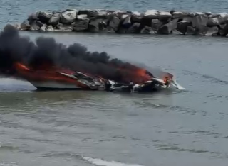 Imbarcazione distrutta dalle fiamme al largo di Fermo, equipaggio salvo